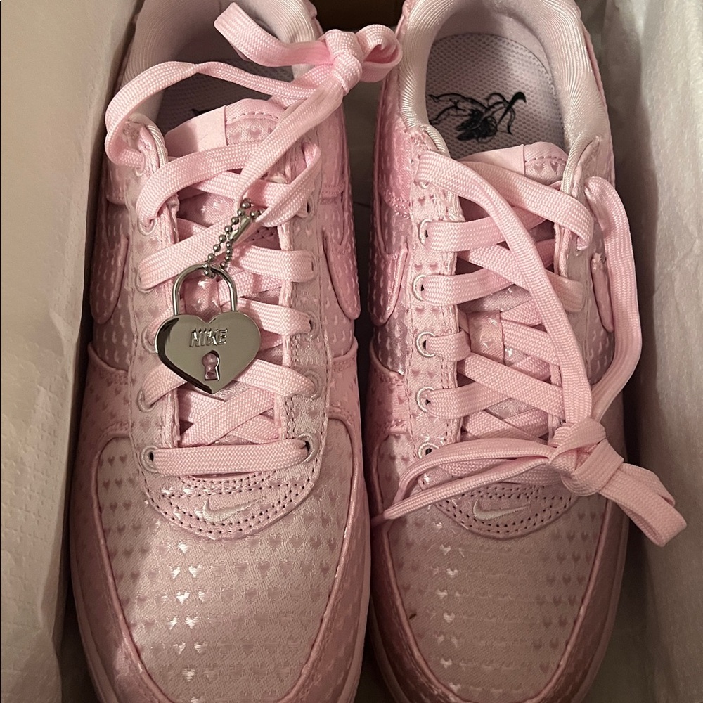 Nike Air Force 1 Valentines 8.5 - Brand New! - Picture 3 of 9